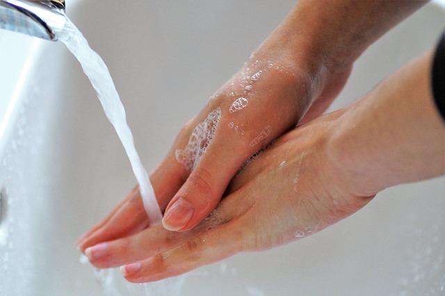 scadenza cosmetici: lavarsi le mani prima dell'uso. 