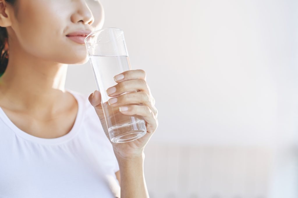 Bere acqua per contrastare la ritenzione idrica 